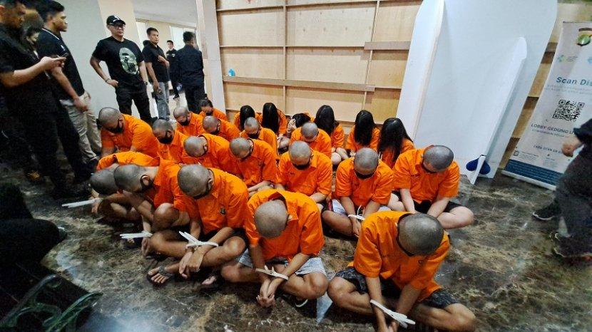 Razia Besar: Penggulungan Jaringan Judi Online Keluarga di Cibinong, 23 Tersangka Dibekuk