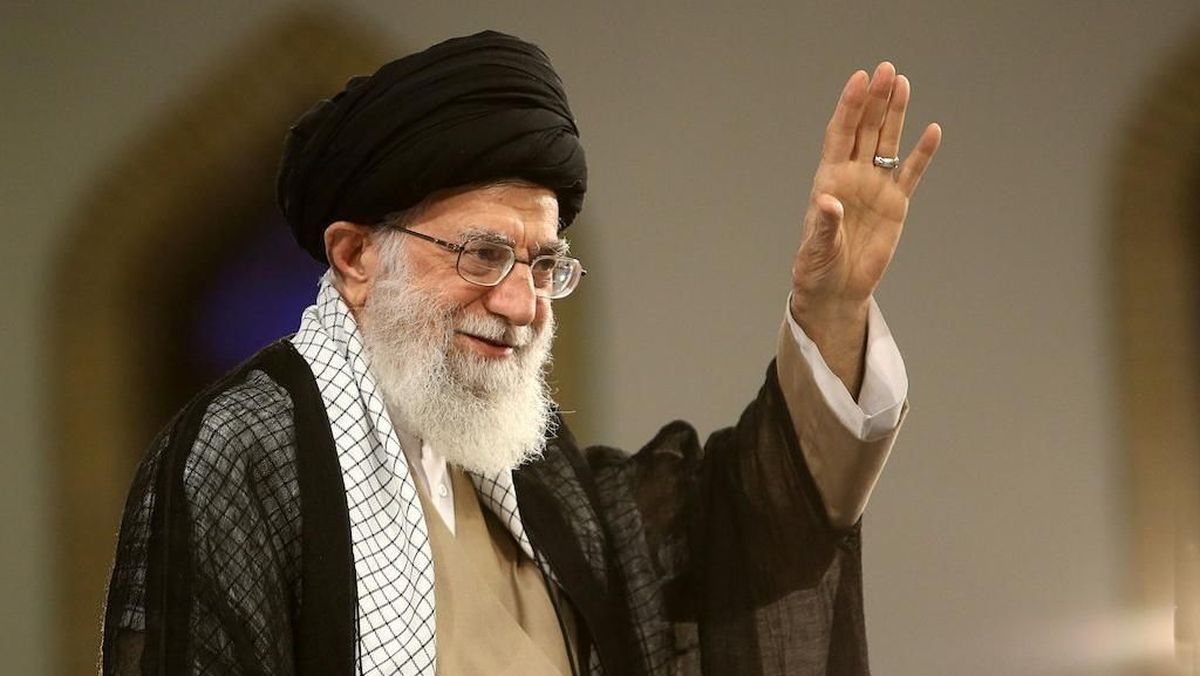 tiga-dekade-kepemimpinan-tangan-besi-ayatollah-khamenei-membentuk-wajah-iran-modern